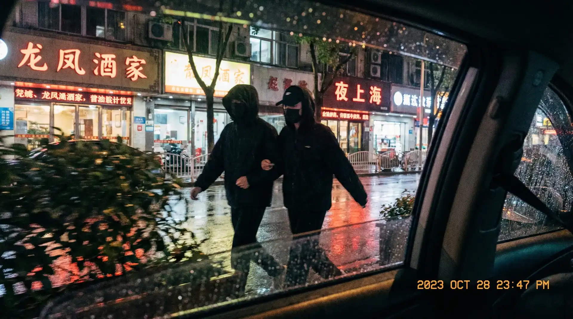 乐玩体育 - 顶流明星深夜密会现场抓拍照片